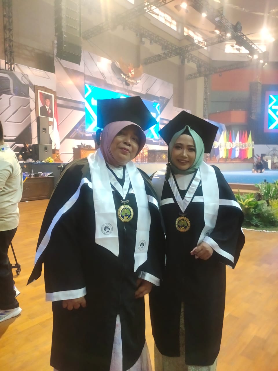 Dua Guru SMP Negeri 8 Probolinggo Raih Gelar Magister Pendidikan di Universitas Negeri Malang